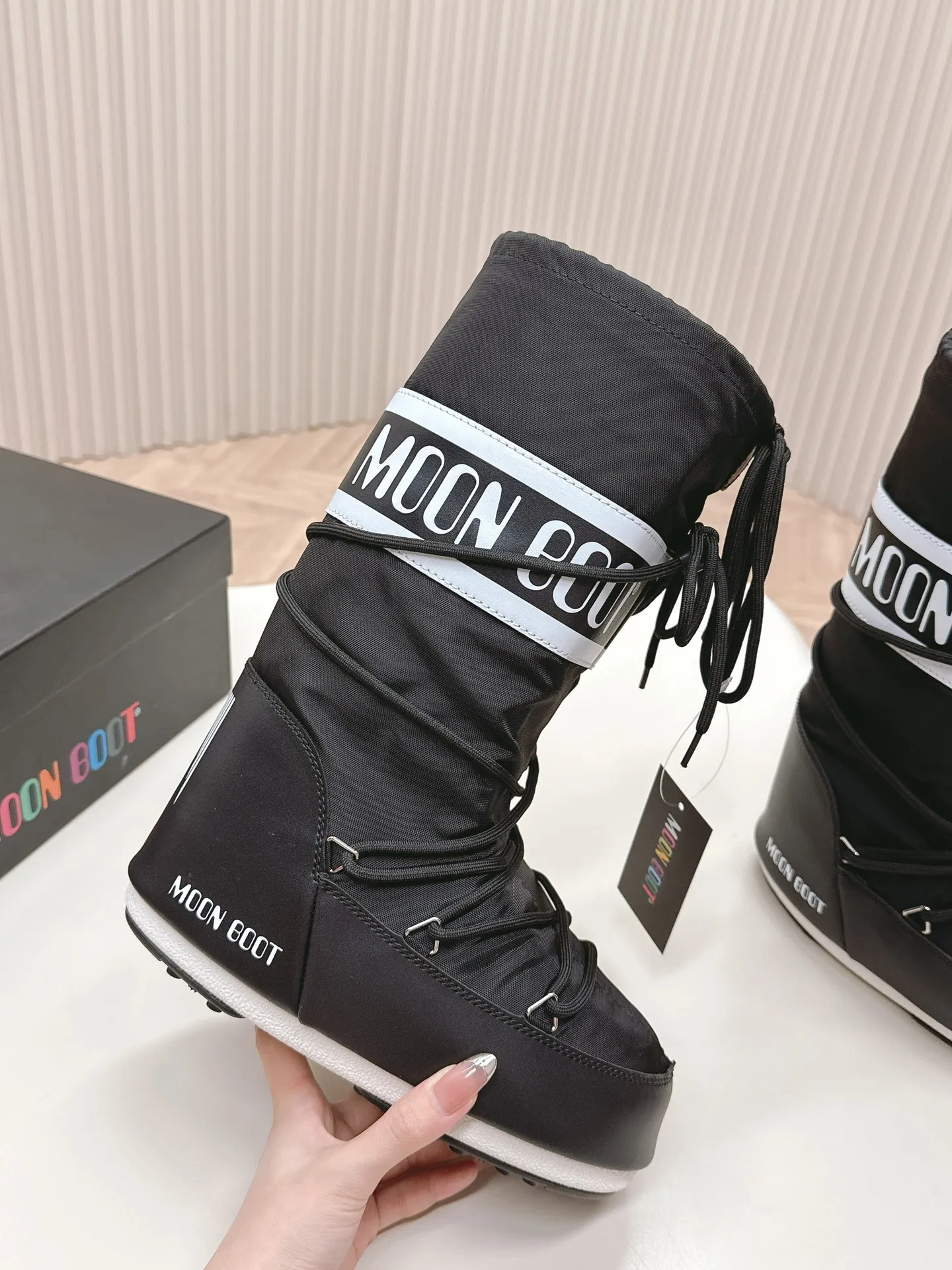Men's men's shoes pP620! Fabric high boots Moon Boot 24ss The latest snow boots series for autumn and winter... Ugly snow short boots Forget UGG, fashionable people are wearing Moon Boot snow boots. If you find it difficult to accept the revival of UGG, now there is a more alternative snow boot that is back. It is 4 cm taller, that is the Moon Boot. It was already very popular in the millennium. Paris Hilton, Victoria Beckham and other celebrities often wore it, and now the Y2K trend is popular again. The same QQ show outfit worn by young children. The ugly snow boots that have been shown by thousands of people have become popular again. They are not distinguished between men and women. They look slim and warm and easy to wear. Fabric: 70% cotton and 30% plastic. Lining: 100% silk cotton liner. Feet: 100% silk cotton liner. Outsole: thermoplastic rubber. Bottom thickness: 4cm. Size: #35-41 (41 customization is not returnable).